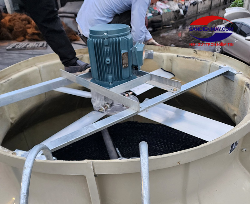 Cánh quạt và motor lắp trên đỉnh tháp